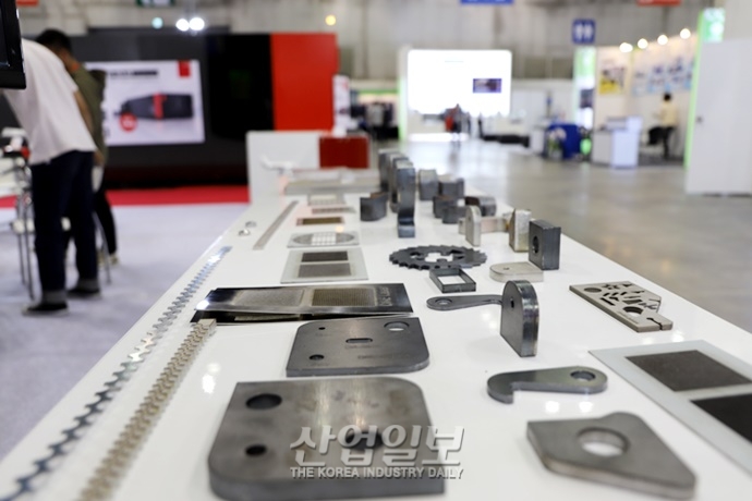 [심토스 2022] 절단가공 전시장에 등장한 대형 ‘절곡기’