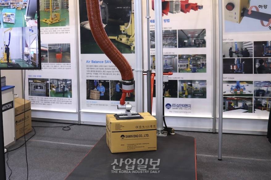 [심토스 2022] ‘적은 힘으로 쉽게’…작업자 돕는 전동카트