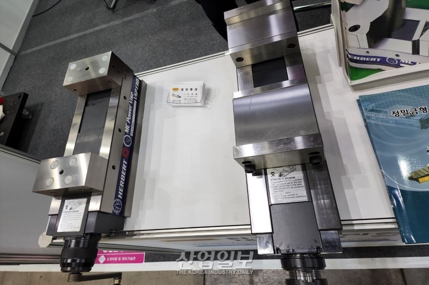 [심토스 2022] 해외 부품 제조 기업, 국내 생산제조기술 전시회서 공작기계용 유압 바이스 전시