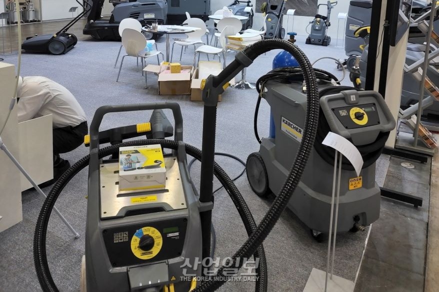 [심토스 2022] 습식·건식, 보행식·탑승식…맞춤형 산업용 청소 장비