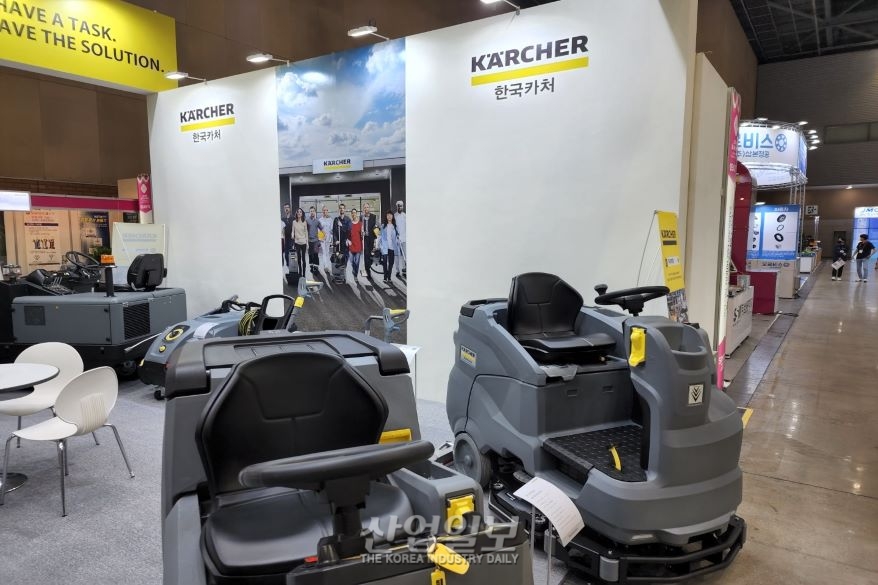 [심토스 2022] 습식·건식, 보행식·탑승식…맞춤형 산업용 청소 장비