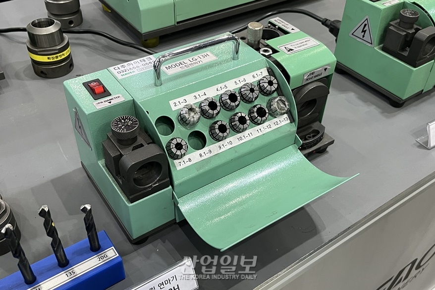 [심토스 2022] 마모된 드릴 재연마 하는 공구연마기