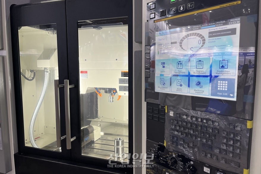 [심토스 2022] 전축 핸드스크래핑 가공으로 탄생한 ‘초정밀고속가공기’