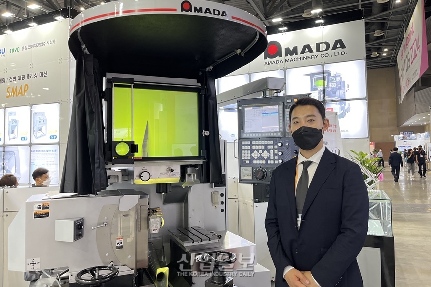 [심토스 2022] 투영기 통해 대상 직접 보며 가공 가능한 연삭기