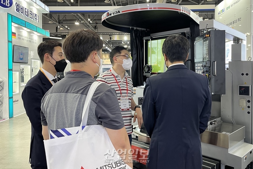 [심토스 2022] 투영기 통해 대상 직접 보며 가공 가능한 연삭기