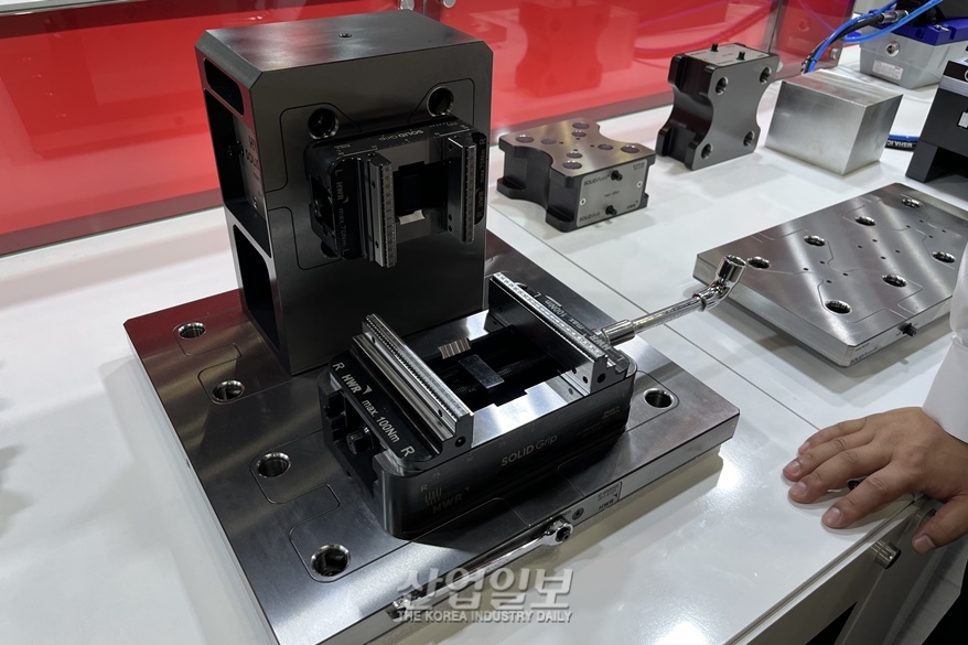 [심토스 2022] 내구성·완성도 및 품질향상 기여하는 ‘5축 바이스’