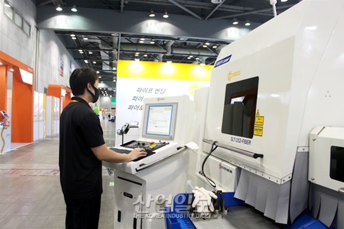 [심토스 2022] 철제가구·자동차 부품 절단에 사용하는 파이프 레이저