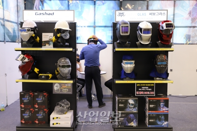 [심토스 2022] 용접사 얼굴·호흡기 보호하는 안전장비 선보여