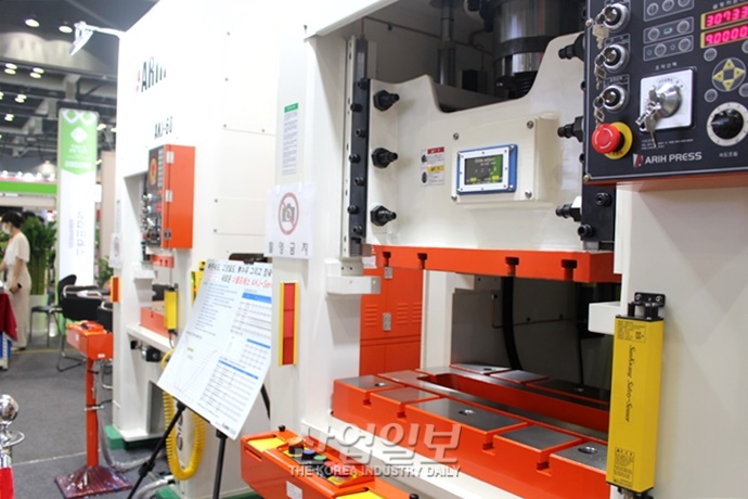 [심토스 2022] 진동흡수 프레임 탑재한 너클 프레스