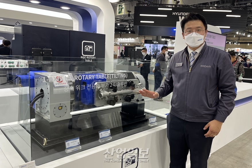 [심토스 2022] 1축 두 개 연결해 테이블 크기 확장한 로터리 테이블