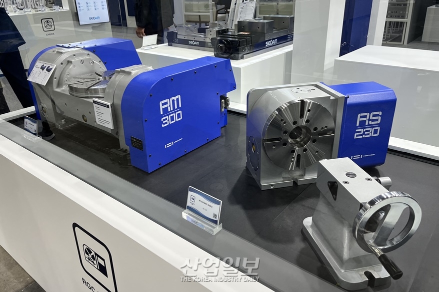 [심토스 2022] 1축 두 개 연결해 테이블 크기 확장한 로터리 테이블