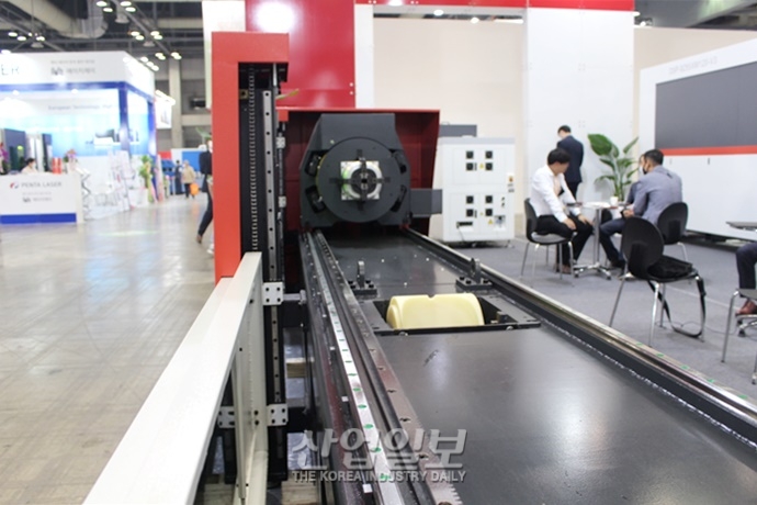 [심토스 2022] 유압식 척으로 모터 마모율 감소한 파이버 레이저 튜브 절단기