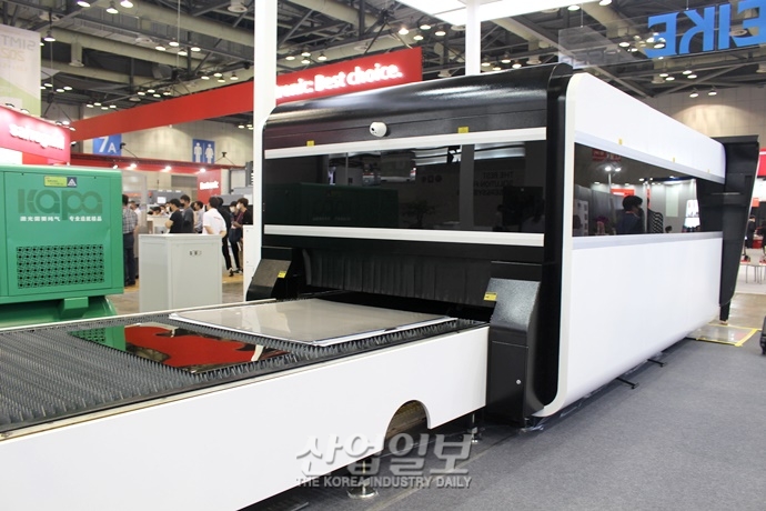 [심토스 2022] 베드 공간 넓혀, 작업속도 올린 파이버 레이저