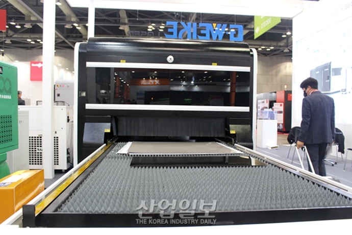 [심토스 2022] 베드 공간 넓혀, 작업속도 올린 파이버 레이저