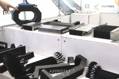 [심토스 2022] 벨로우즈 커버, 절삭유 노즐 등…기계 수명 향상에 기여