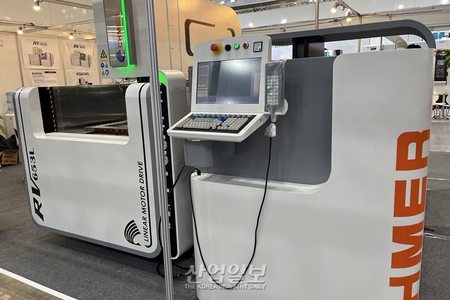 [심토스 2022] 마모 없앤 리니어 방식 CNC 와이어 방전 가공기