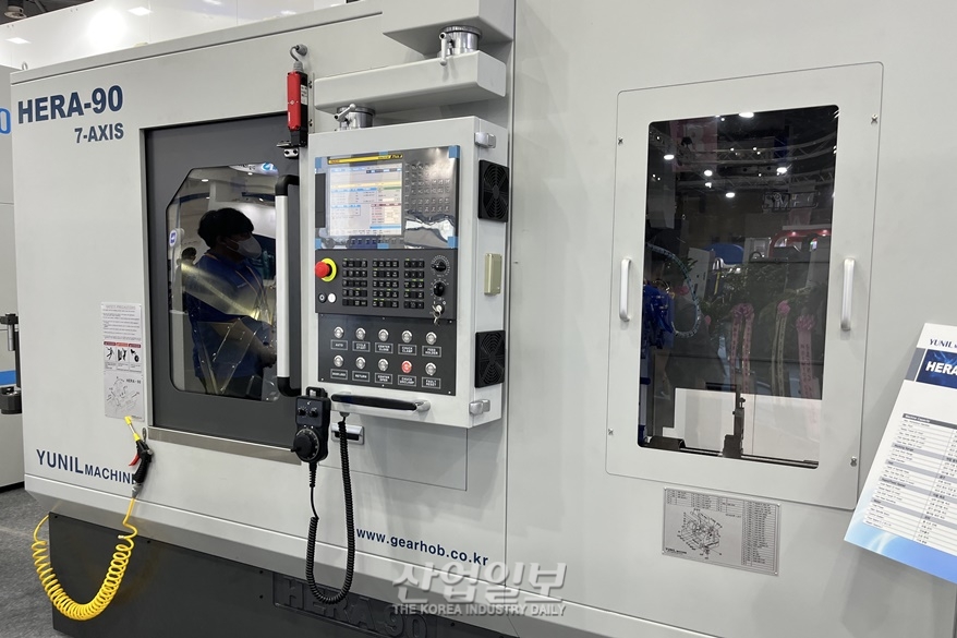 [심토스 2022] 웜기어 가공 가능한 7축 수평형 기어 호빙 기계