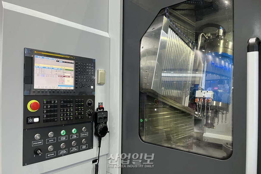 [심토스 2022] 웜기어 가공 가능한 7축 수평형 기어 호빙 기계