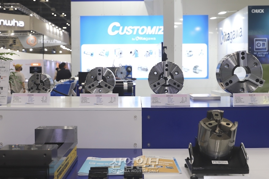 [심토스 2022] 일본 공작기기 제조기업, ‘척’과 ‘NC 테이블’ 주력으로 전시
