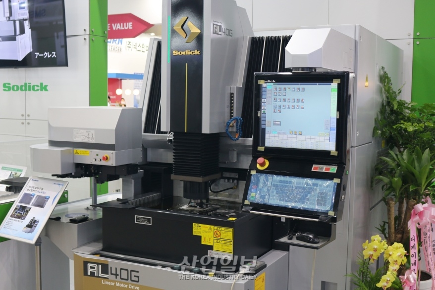 [심토스 2022] 금형, 정밀 부품 다루는 형조 방전 가공기