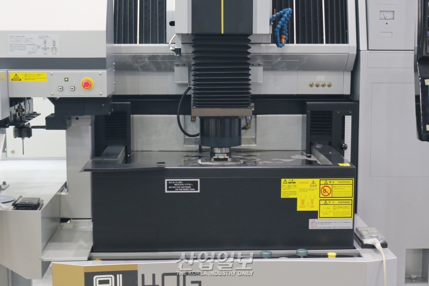 [심토스 2022] 금형, 정밀 부품 다루는 형조 방전 가공기