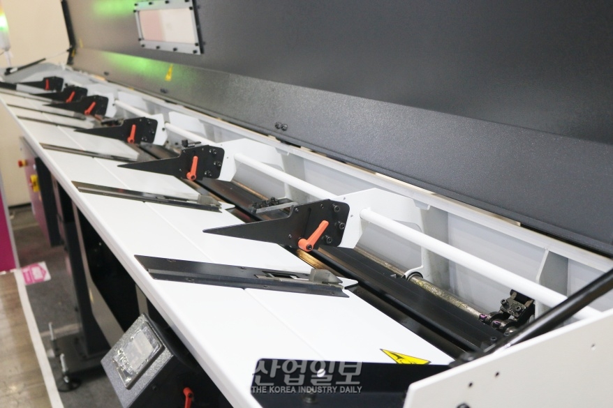 [심토스 2022] 자동으로 소재 공급하는 바 피더(BAR FEEDER)