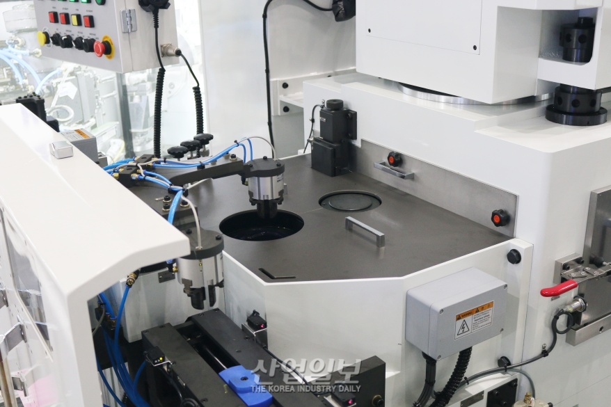 [심토스 2022] 수직형 양두평면 연삭기, 원판형 지석 사용해 공작물 가공