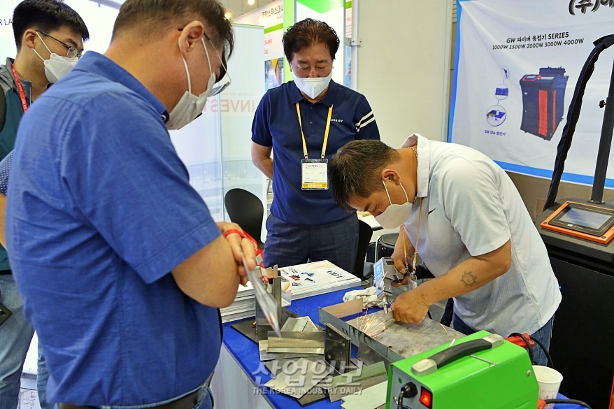 [심토스 2022]  '보호구 필요 없이' 간편 작업 가능한 파이버 용접기