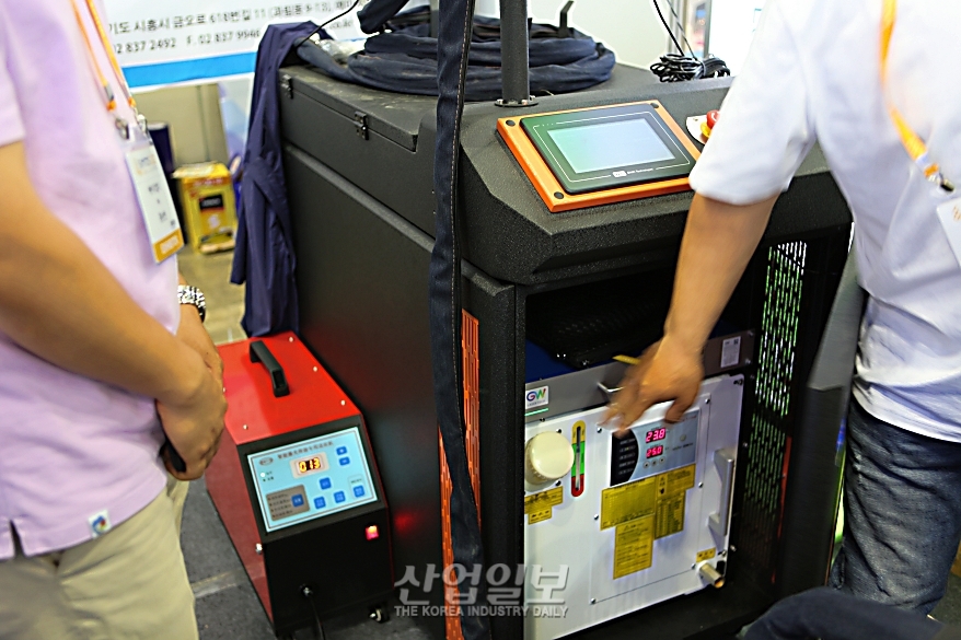 [심토스 2022]  '보호구 필요 없이' 간편 작업 가능한 파이버 용접기