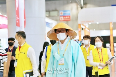 [포토뉴스] 심토스 산업전시회에 2년여만에 등장한 '삿갓맨'