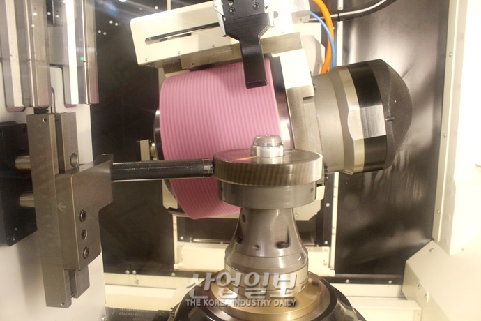 [심토스 2022] 열처리로 변형된 기어, 바로잡아 주는 기어 연삭기