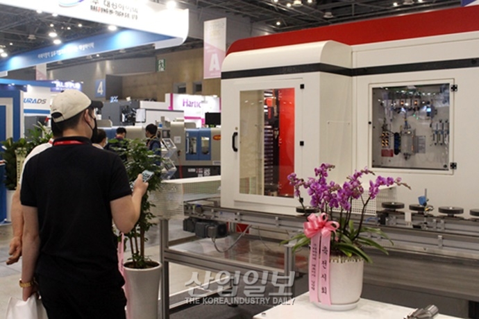 [심토스 2022] 열처리로 변형된 기어, 바로잡아 주는 기어 연삭기