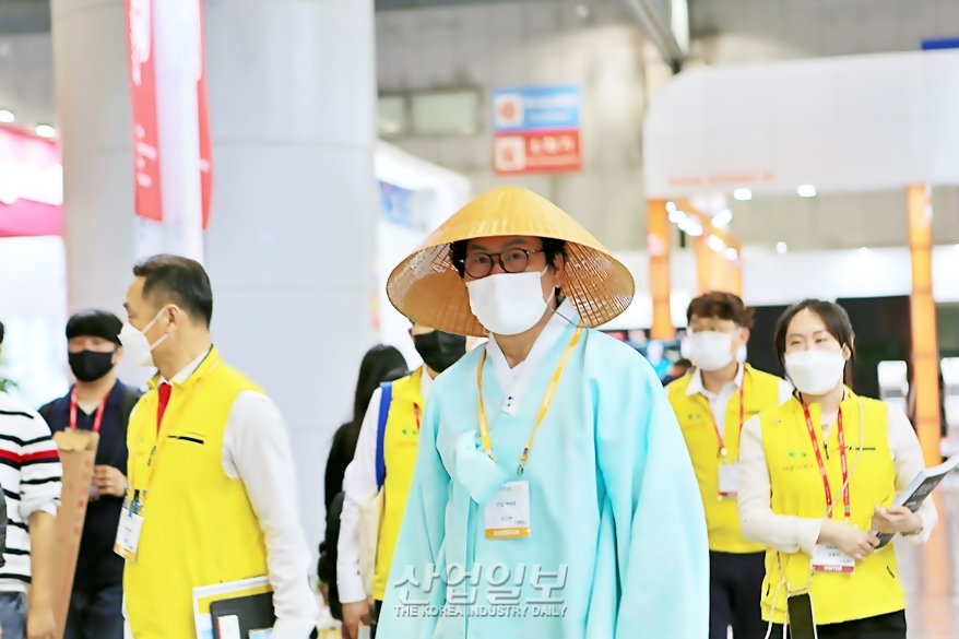 [포토뉴스] 심토스 산업전시회에 2년여만에 등장한 '삿갓맨'