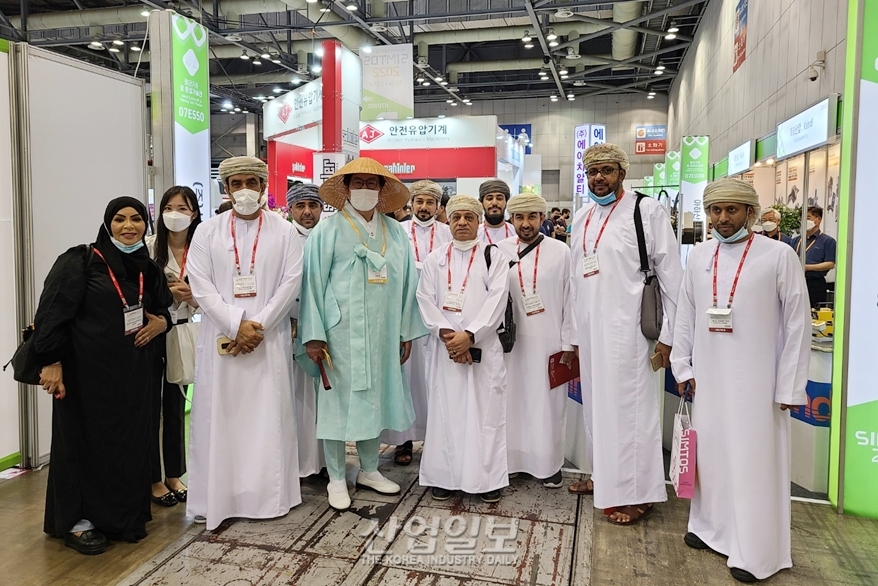 [포토뉴스] 심토스 산업전시회에 2년여만에 등장한 '삿갓맨'