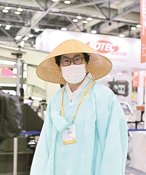 [포토뉴스] 심토스 산업전시회에 2년여만에 등장한 '삿갓맨'