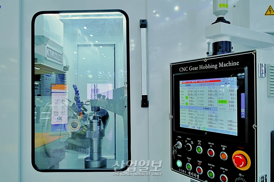 [심토스 2022] '4축 제어' 정밀 작업하는 호빙 머신