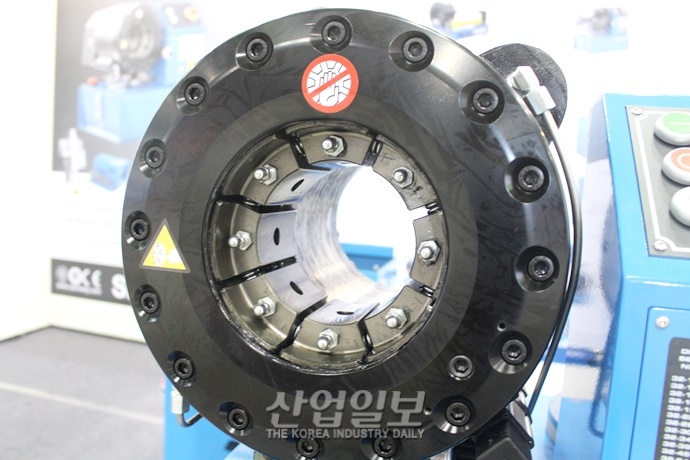 [심토스 2022] 유압호스와 노즐 한 몸으로 만드는 유압호스 압착기