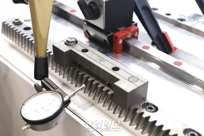 [심토스 2022] 인체공학적 랙 조립, 안전성·정밀도 높여