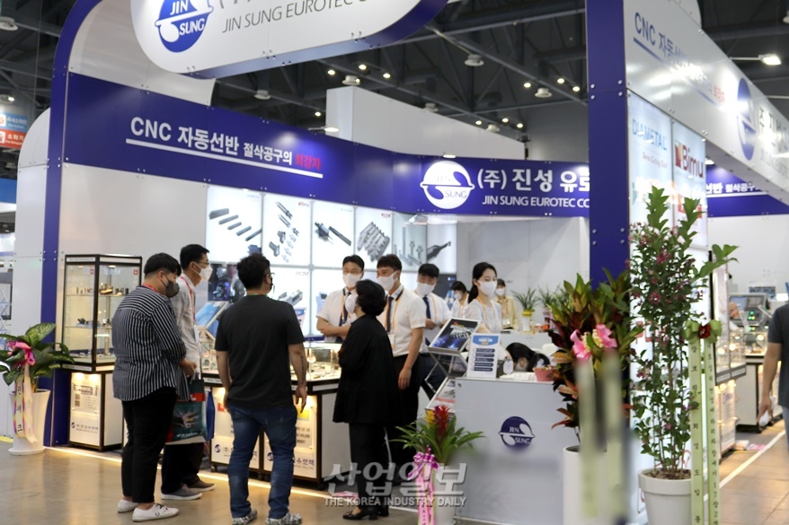 [심토스 2022] CNC 자동선반 적용…절삭 공구 선보여