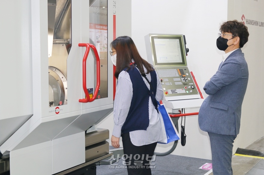 [심토스 2022] 제품 정밀도 높이는 5축 가공기