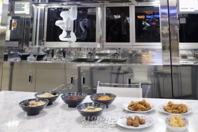 [포토뉴스] 로봇과 인간이 어우러지는 미래 외식공간