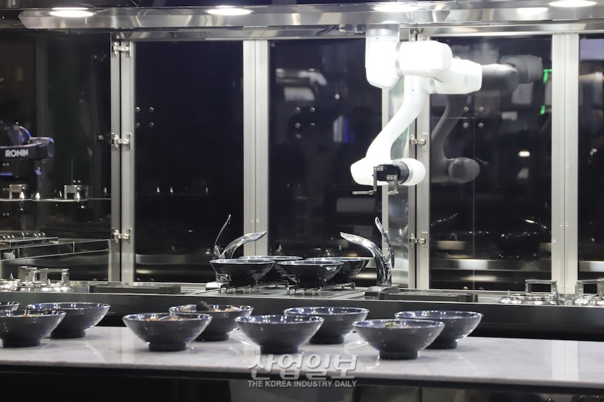 [포토뉴스] 로봇과 인간이 어우러지는 미래 외식공간