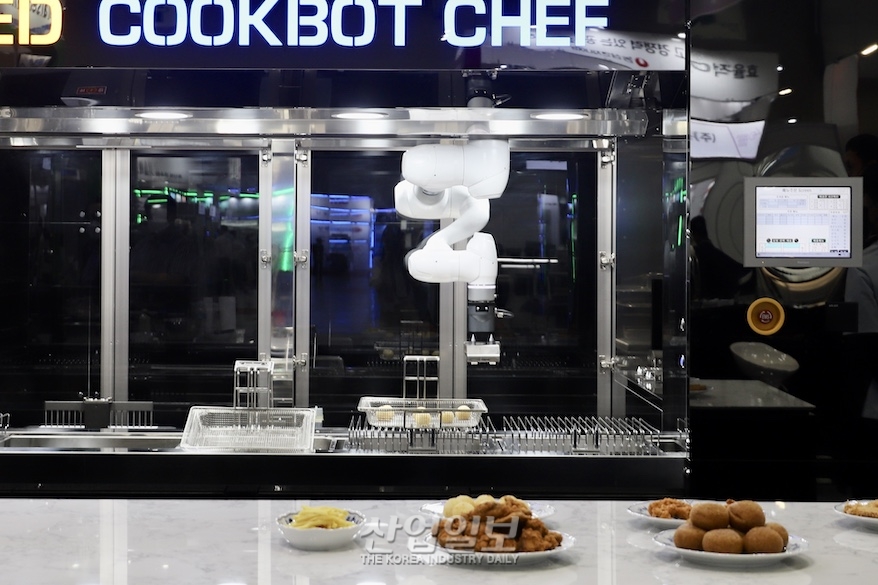 [포토뉴스] 로봇과 인간이 어우러지는 미래 외식공간