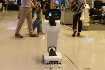 [스마트테크코리아] 윙크 날리며 매력 발산하는 로봇