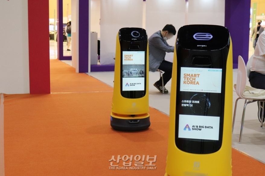 [스마트테크코리아] 윙크 날리며 매력 발산하는 로봇