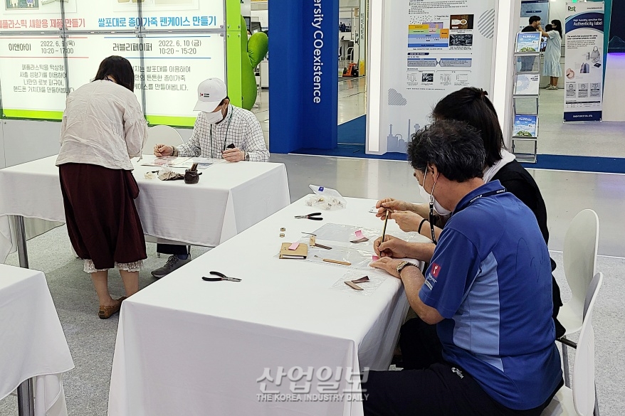 [ENVEX] '버려지는 목재' 아껴 나만의 책갈피로