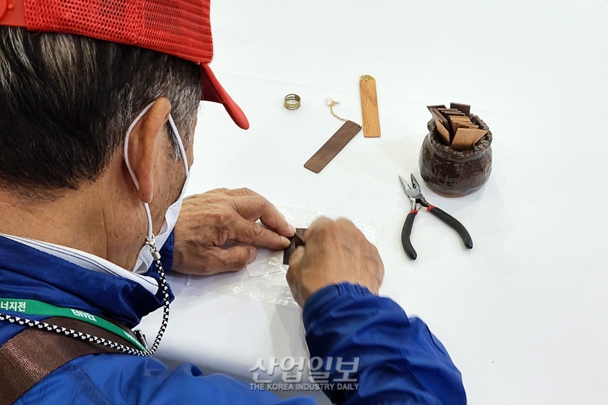 [ENVEX] '버려지는 목재' 아껴 나만의 책갈피로