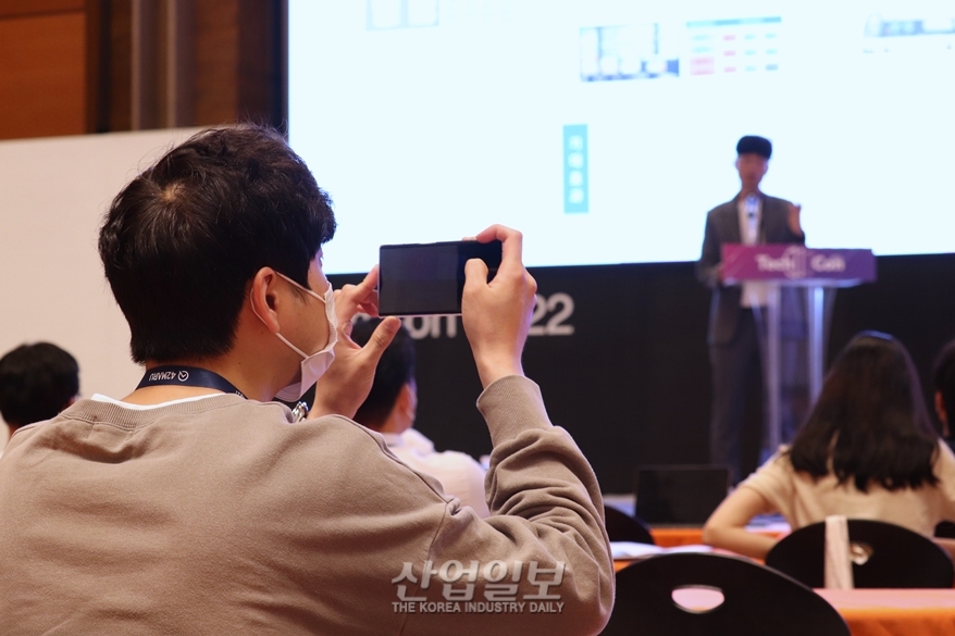 [스마트테크 코리아] K-스마트등대공장 사례를 담아라 '휴대폰 촬영 열기'