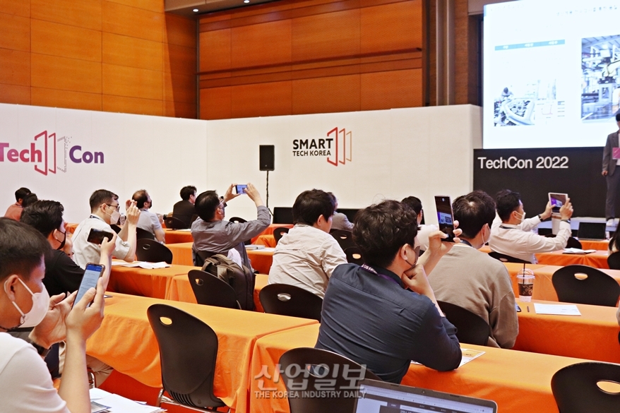 [스마트테크 코리아] K-스마트등대공장 사례를 담아라 '휴대폰 촬영 열기'