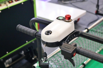 [국제물류산업대전] 선만 당기면 따라오는 ‘반자동 운반로봇’